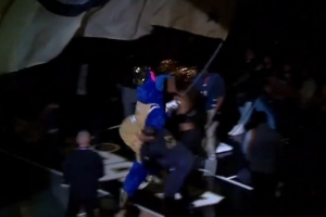 真该禁赛！奇才吉祥物退场时突然遭到海斯“袭击” 直接飞出去了